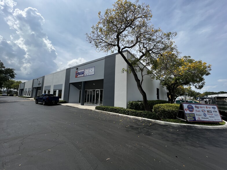 5600 NW 12th Ave, Fort Lauderdale, FL à louer - Photo principale – Image 1 sur 1