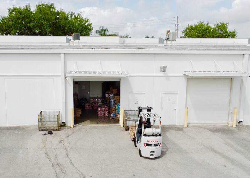 9960 NW 116th Way, Medley, FL à louer - Photo de l’immeuble – Image 3 sur 6