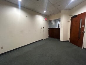 9101 4th Ave, Brooklyn, NY à louer Photo intérieure– Image 2 sur 16