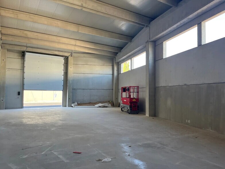 Local d'activités dans Puget-sur-Argens à vendre - Photo de l’immeuble – Image 3 sur 5