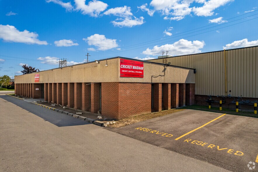 1055 Clark Blvd, Brampton, ON à louer - Photo de l’immeuble – Image 3 sur 6