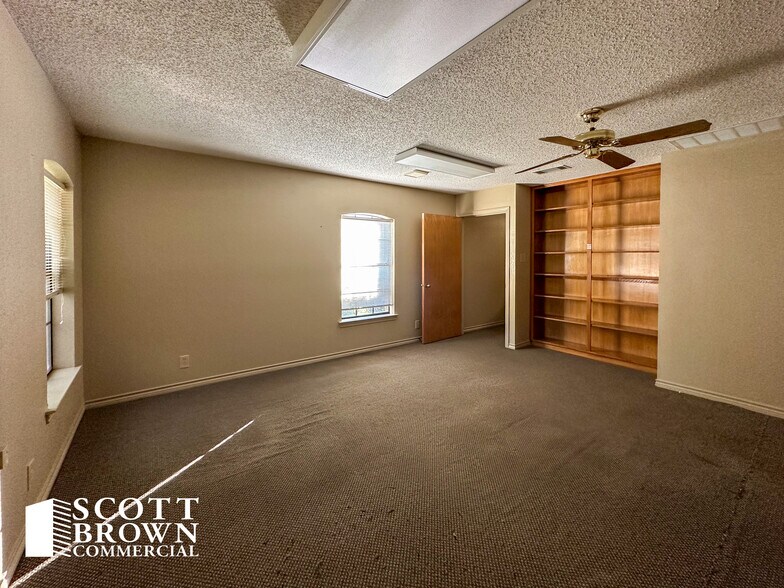 1005 N Elm St, Denton, TX à louer - Photo intérieure – Image 3 sur 16
