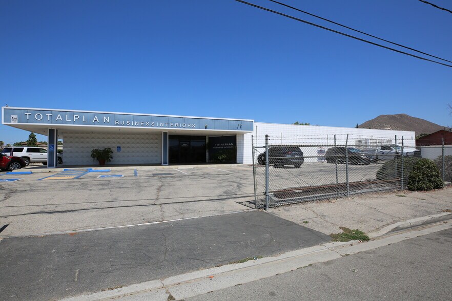 5465 Mission blvd, Riverside, CA à vendre - Photo principale – Image 1 sur 1