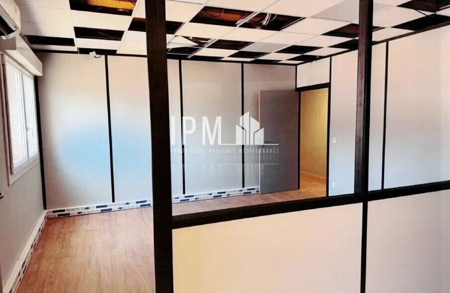 22 Rue D'Athenes, Vitrolles à louer - Photo de l’immeuble – Image 3 sur 5