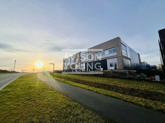 Plus de détails pour Local d’activités à vendre