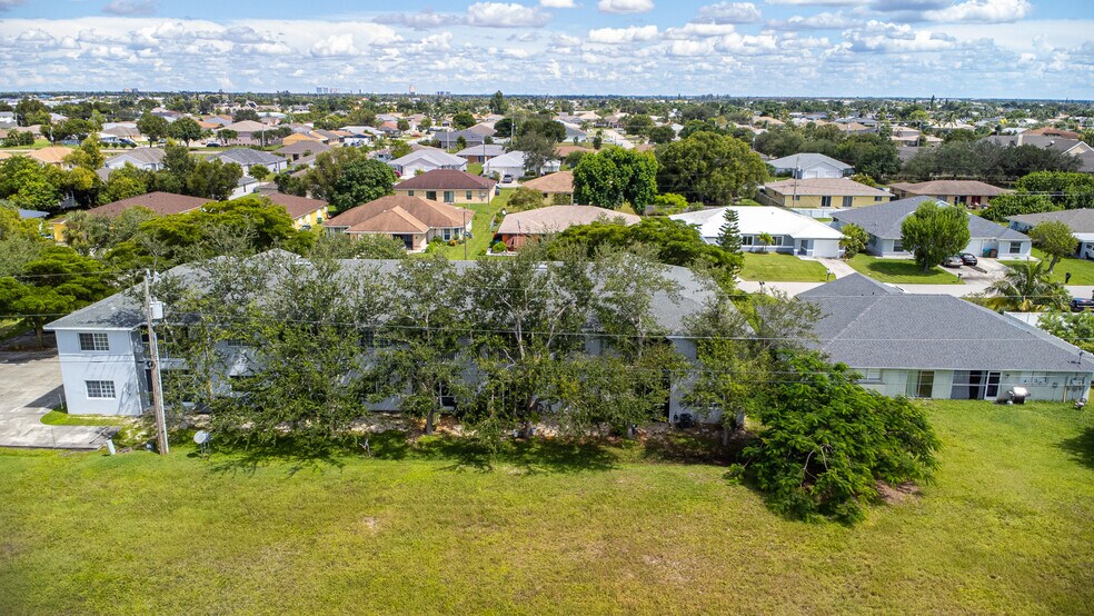 1328 SE 8th Ave, Cape Coral, FL à vendre - Photo de l’immeuble – Image 2 sur 33