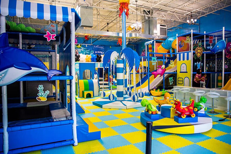 90 W Maple Rd, Troy, MI à vendre - Photo de l’immeuble – Image 2 sur 3