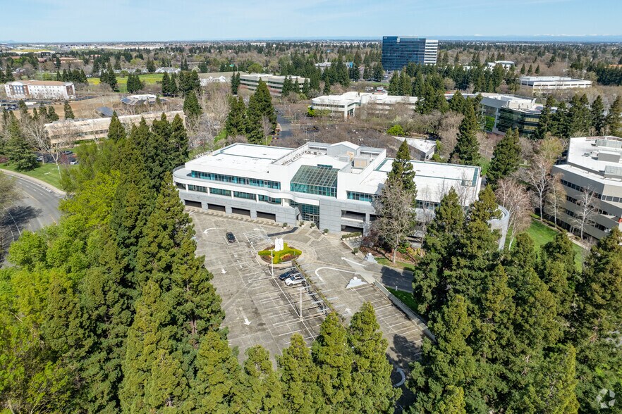 2275 Gateway Oaks Dr, Sacramento, CA à louer - Aérien – Image 2 sur 7
