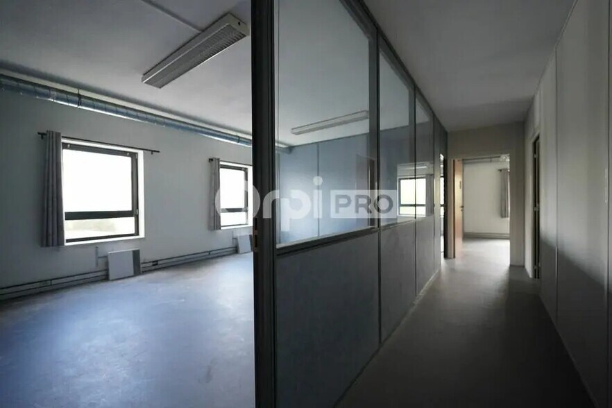 Bureau dans Villeurbanne à louer - Photo de l’immeuble – Image 3 sur 7