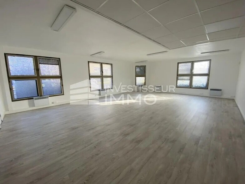 Bureau dans Torcy à louer - Photo de l’immeuble – Image 3 sur 6