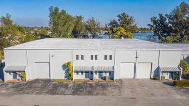 2696 NW 31st Ave, Lauderdale Lakes, FL à louer Photo de l’immeuble– Image 2 sur 2