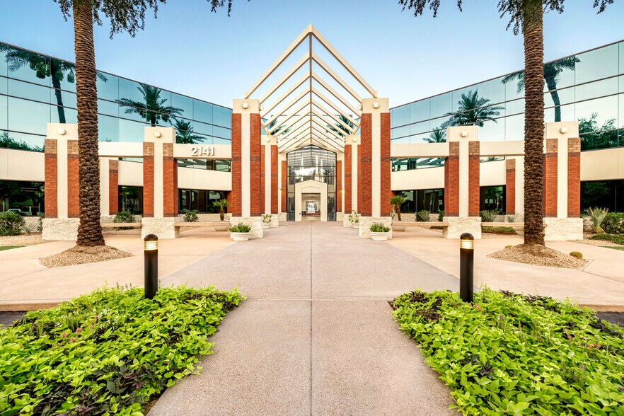 2151 E Broadway Rd, Tempe, AZ à louer - Photo de l’immeuble – Image 2 sur 8