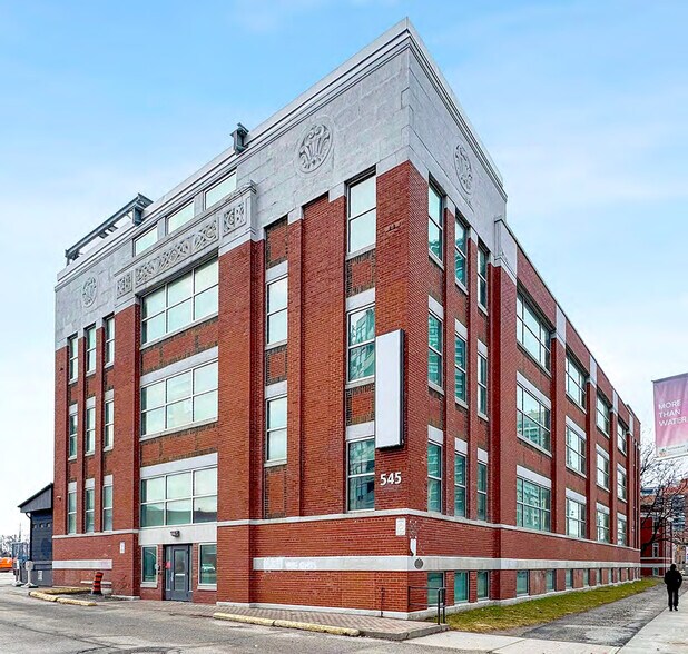 545 Lake Shore Blvd W, Toronto, ON à vendre - Photo de l’immeuble – Image 3 sur 5
