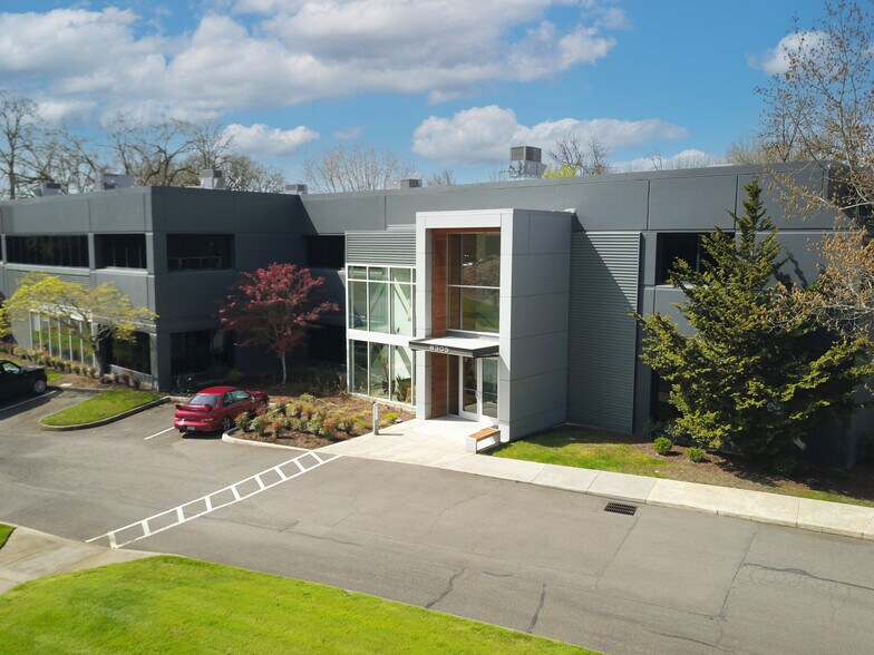 8305 SW Creekside Pl, Beaverton, OR à louer - Photo de l’immeuble – Image 3 sur 9