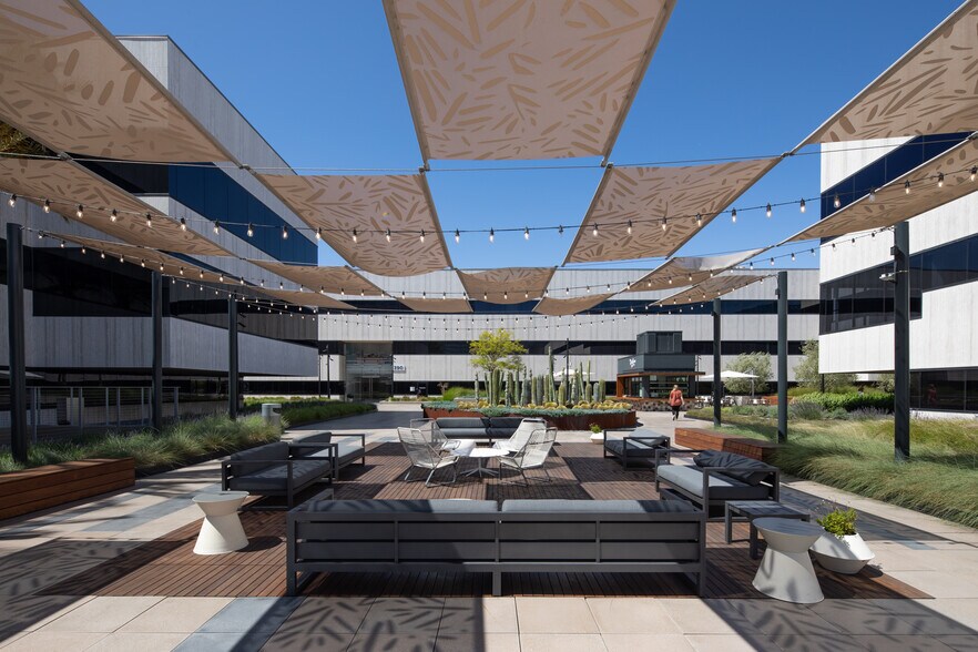 300 N Pacific Coast Hwy, El Segundo, CA à louer - Photo de l’immeuble – Image 2 sur 25