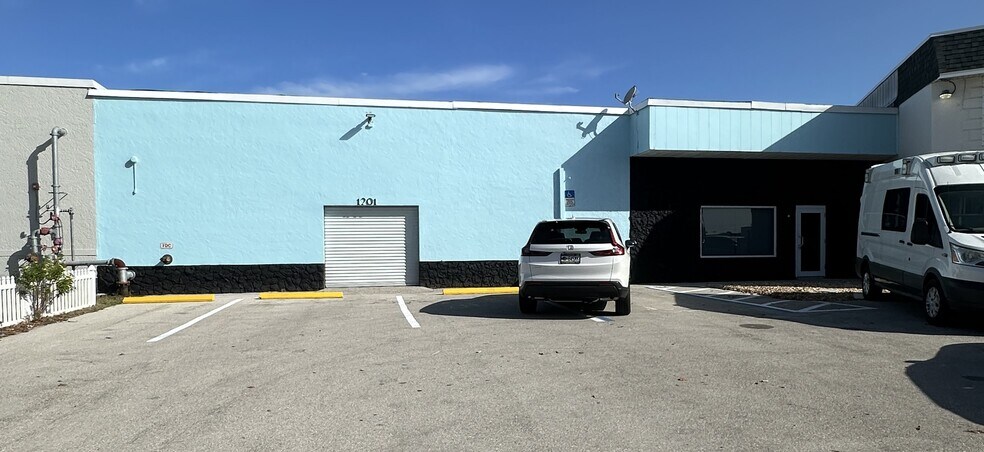 1201 SE 9th Ter, Cape Coral, FL à louer - Photo de l’immeuble – Image 1 sur 14