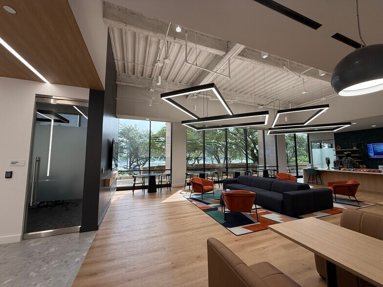 4100 International Plz, Fort Worth, TX à louer - Photo de l’immeuble – Image 3 sur 30