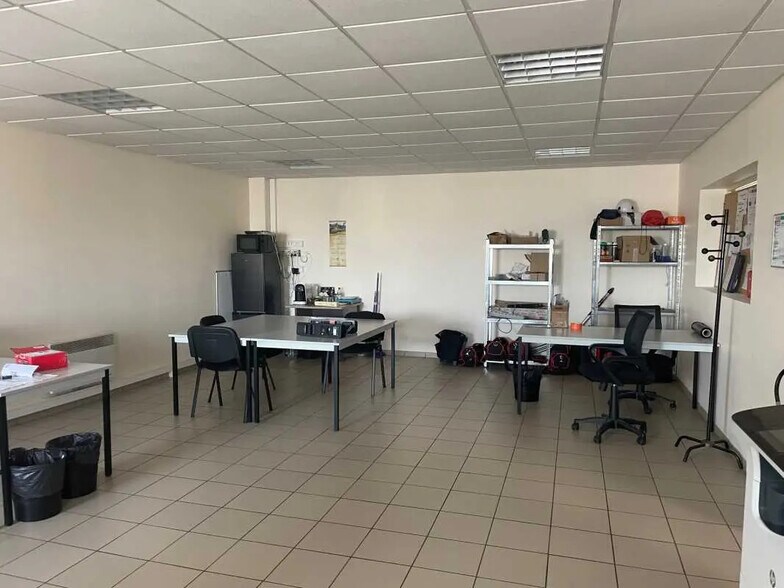 Bureau dans Chassieu à louer - Photo de l’immeuble – Image 3 sur 11