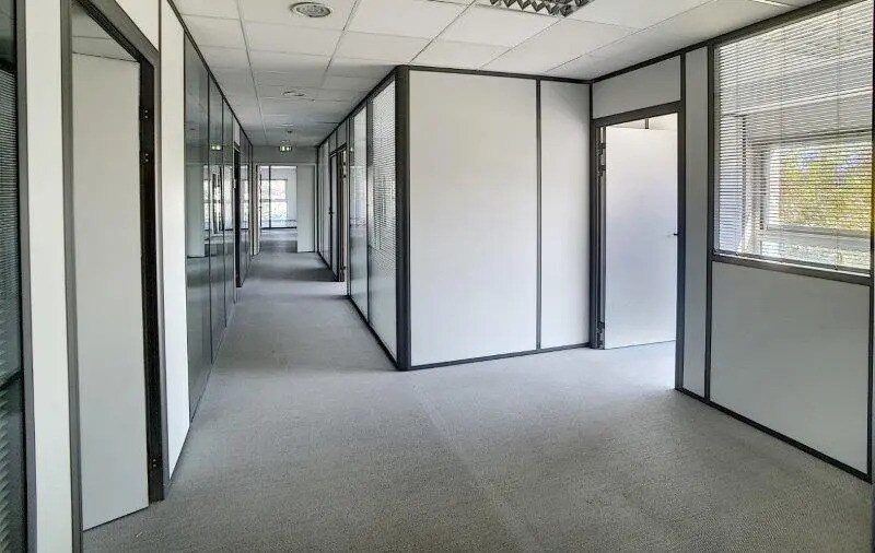 Bureau dans Saint-Laurent-du-Var à louer - Photo intérieure – Image 2 sur 6