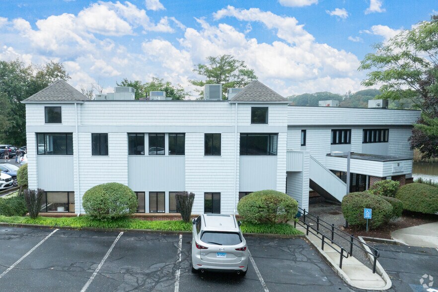 162 Kings Hwy N, Westport, CT à louer - Photo de l’immeuble – Image 2 sur 9