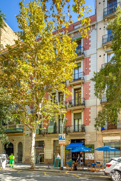 Immeuble residentiel dans Barcelone, Barcelona à vendre - Photo principale – Image 1 sur 1