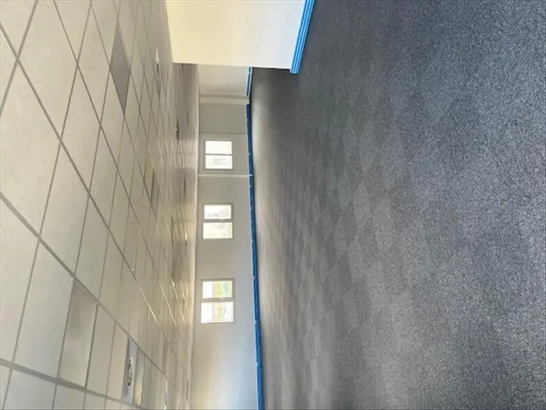 Bureau dans Bron à vendre - Photo de l’immeuble – Image 2 sur 7