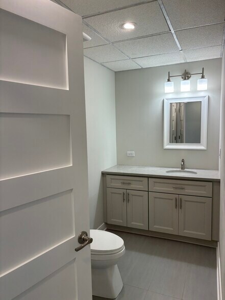 75 E Division St, Mundelein, IL à louer - Photo de l’immeuble – Image 2 sur 27