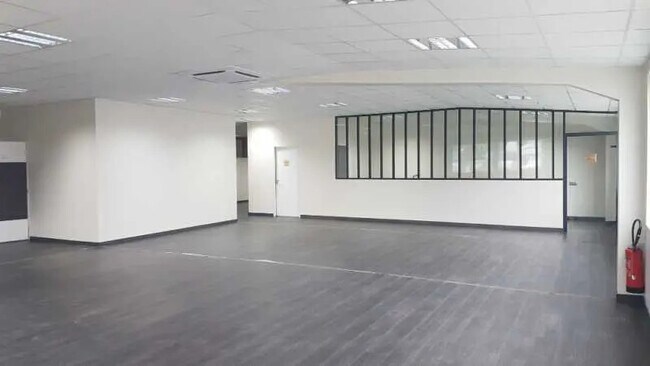 Plus de détails pour Local d'activités à louer