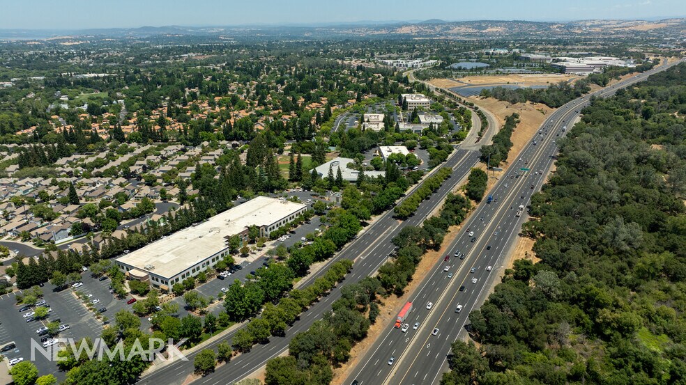 950 Iron Point Rd, Folsom, CA à louer - Photo de l’immeuble – Image 3 sur 6
