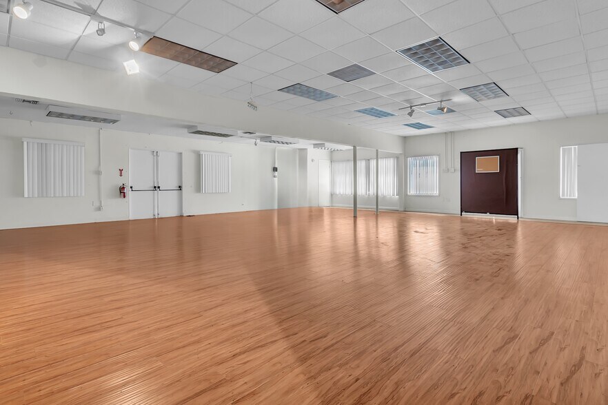 9707 Flower St, Bellflower, CA à louer - Photo de l’immeuble – Image 3 sur 35