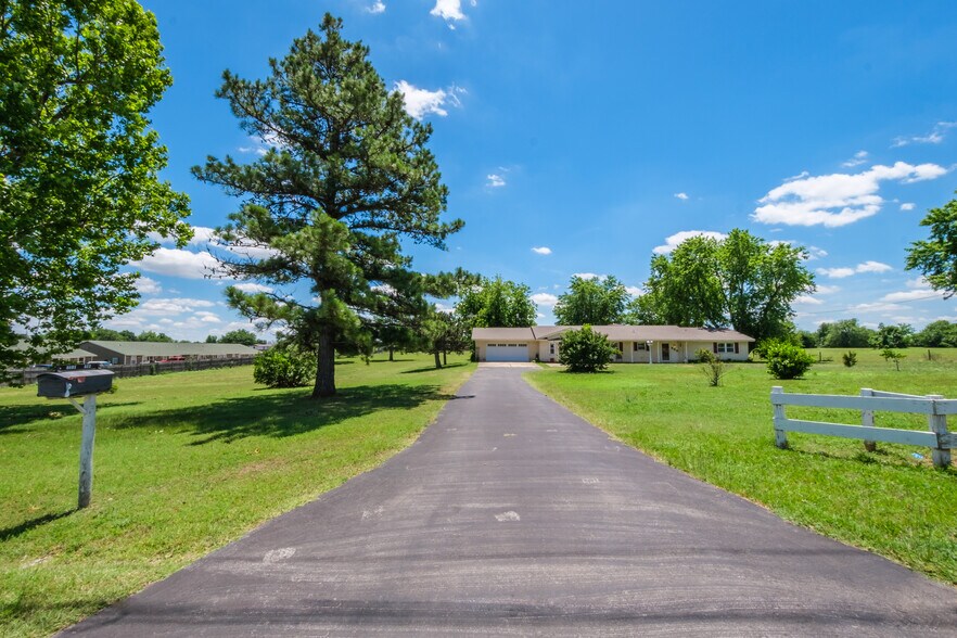 523 W Country Club Rd, Chickasha, OK à vendre - Photo de l’immeuble – Image 2 sur 17
