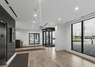 996 Martin Grove Rd, Toronto, ON à louer Hall d’entrée– Image 2 sur 6