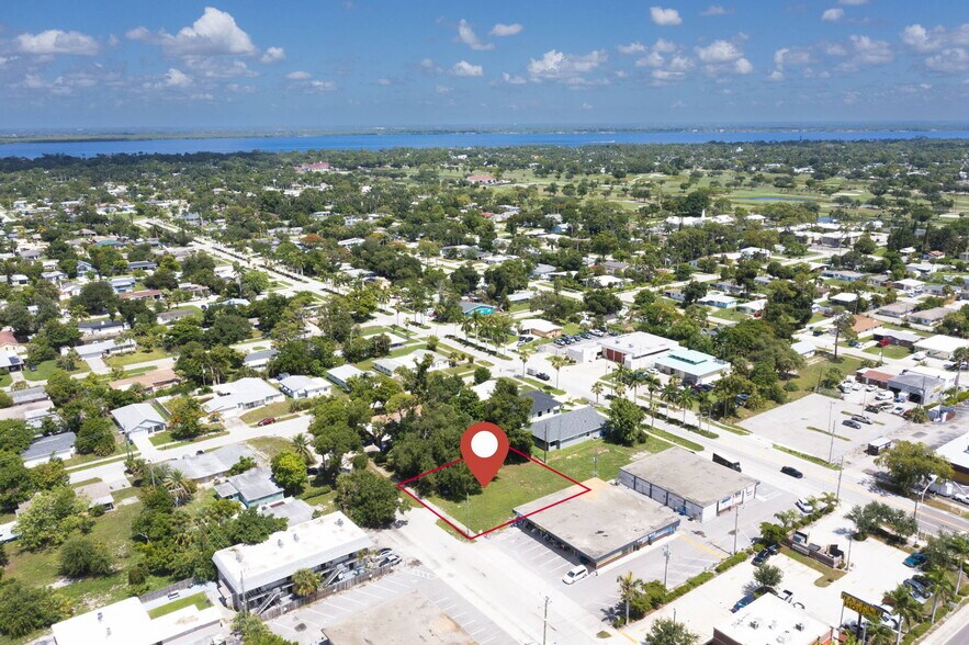 1925 Suwanee Ave, Fort Myers, FL à vendre - Photo de l’immeuble – Image 1 sur 28