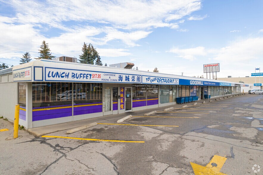 3819 Bow Trl SW, Calgary, AB à louer - Photo principale – Image 1 sur 6