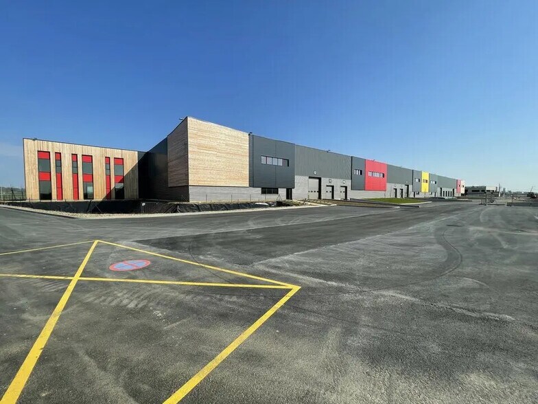 Local d’activités dans Louvres à louer - Photo de l’immeuble – Image 1 sur 7