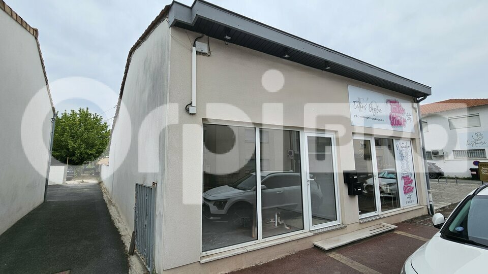 Local commercial dans Saint-Médard-en-Jalles à louer Photo de l’immeuble– Image 1 sur 7