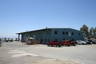 13831 Slover Ave, Fontana, CA à louer Photo de l’immeuble– Image 2 sur 2