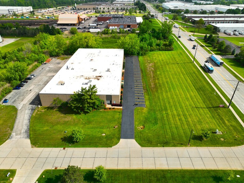 29601-29607 Hall St, Solon, OH à louer - Photo de l’immeuble – Image 3 sur 14