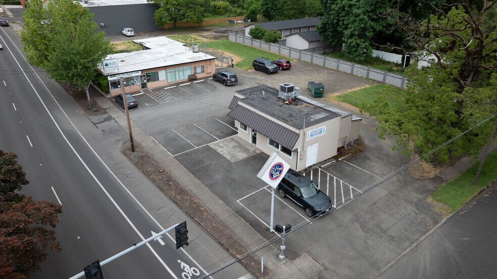 Forest Grove Mixed-Use Pad portefeuille de 2 biens à vendre sur LoopNet.fr - Aérien – Image 2 sur 7