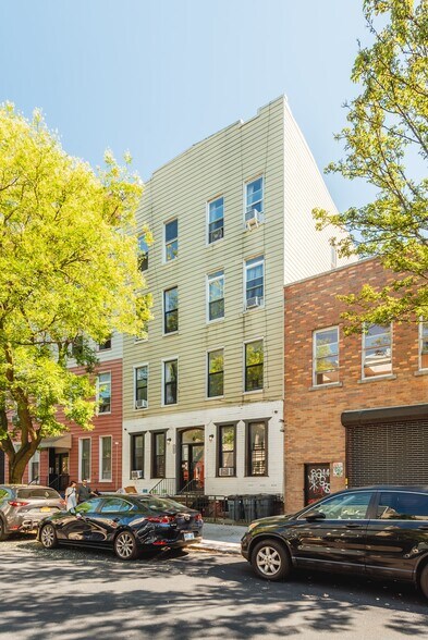 108 Calyer St, Brooklyn, NY à vendre - Photo de l’immeuble – Image 3 sur 9