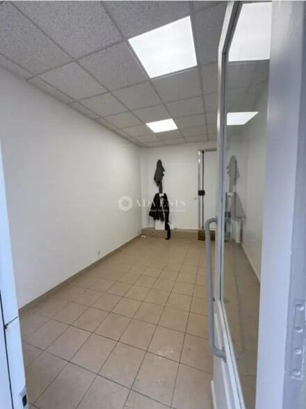 Immeuble residentiel dans Paris à vendre - Photo intérieure – Image 2 sur 3