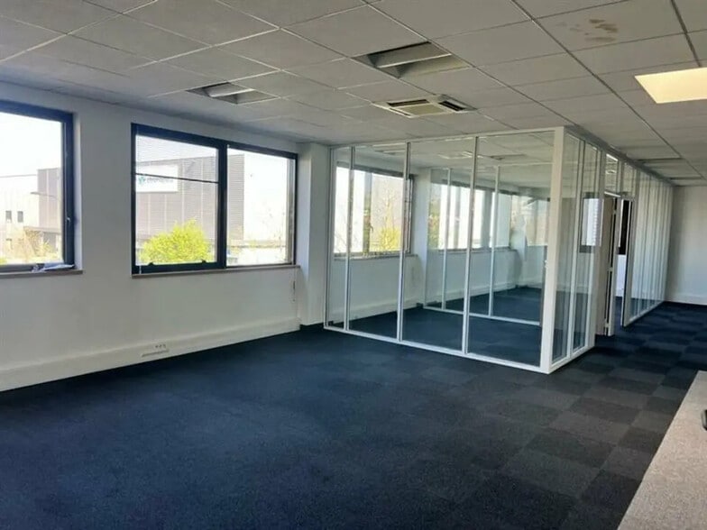 Local d’activités dans Villeneuve-la-Garenne à louer - Photo intérieure – Image 3 sur 3