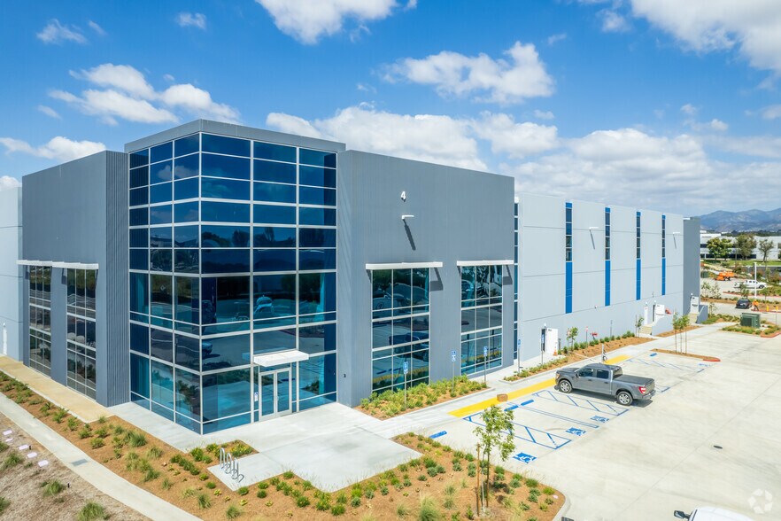 4 Sterling, Irvine, CA à louer - Photo de l’immeuble – Image 2 sur 7