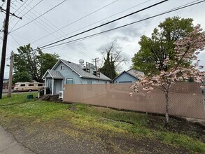 215 S 19th St, Springfield, OR à louer Photo intérieure– Image 2 sur 11