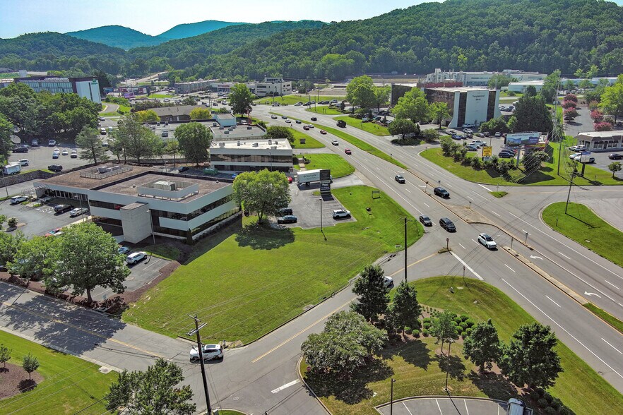 5301 Bernard Dr, Roanoke, VA à louer - Photo de l’immeuble – Image 3 sur 8