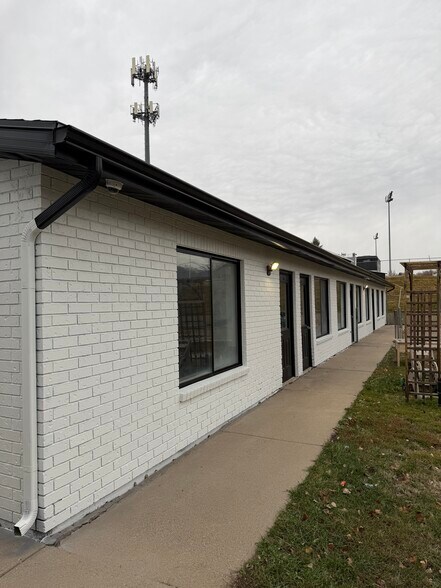 2182 N Hill Field Rd, Layton, UT à louer - Photo de l’immeuble – Image 2 sur 26