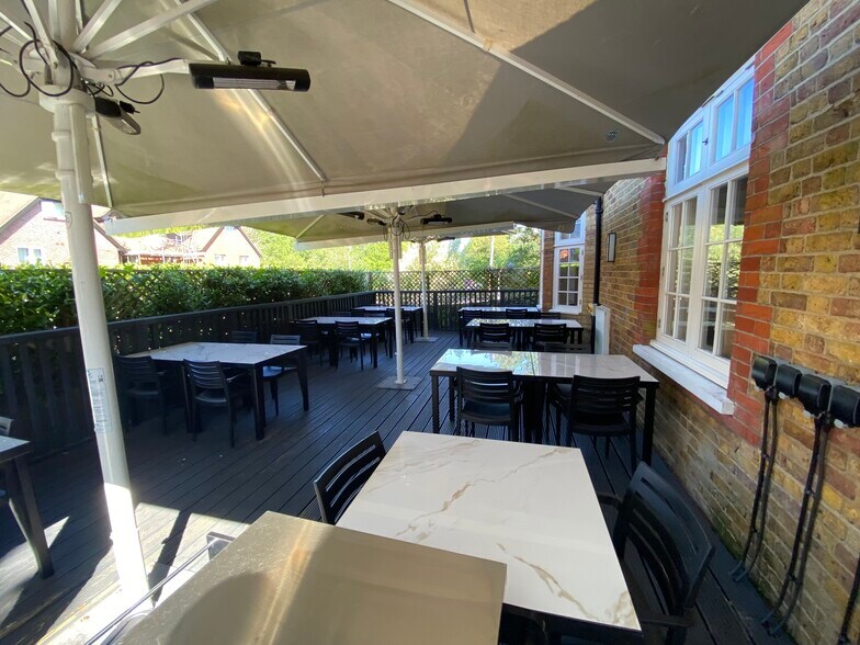 142 London Rd, Radlett à vendre - Photo de l’immeuble – Image 2 sur 8