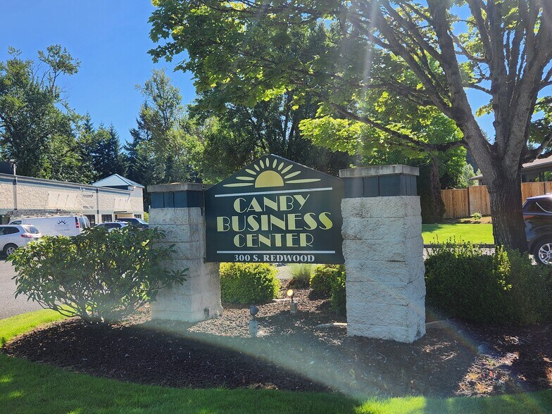 300 S Redwood St, Canby, OR à louer - Photo de l’immeuble – Image 3 sur 7