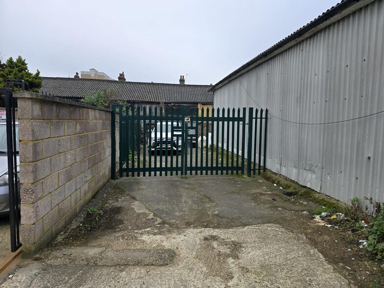 20A Hanworth Rd, Hounslow à louer - Photo de l’immeuble – Image 2 sur 4
