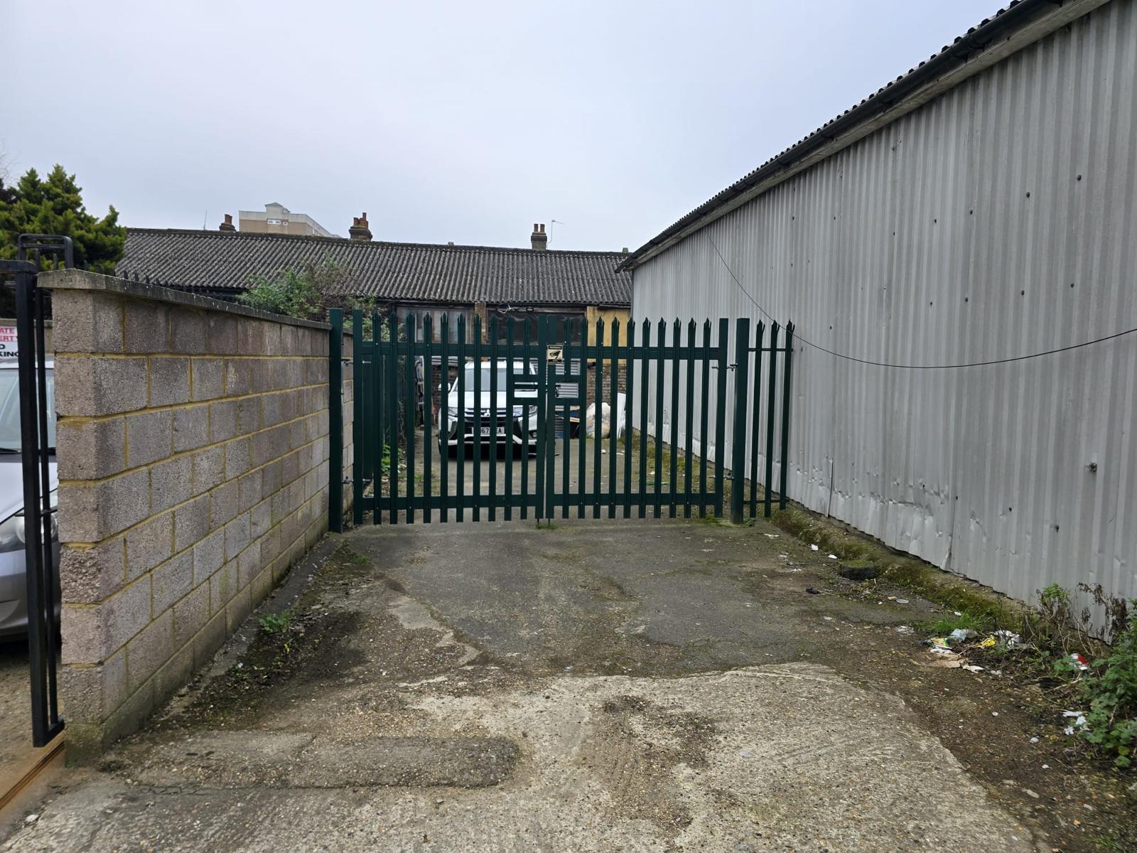 20A Hanworth Rd, Hounslow à louer Photo de l’immeuble– Image 1 sur 8